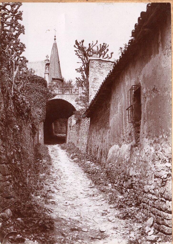 Chemin de ronde château Couzon